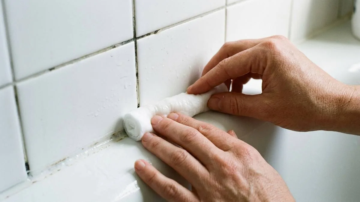 Paso 1 sobre cómo limpiar la silicona del baño con cordon de algodon y vinagre blanco